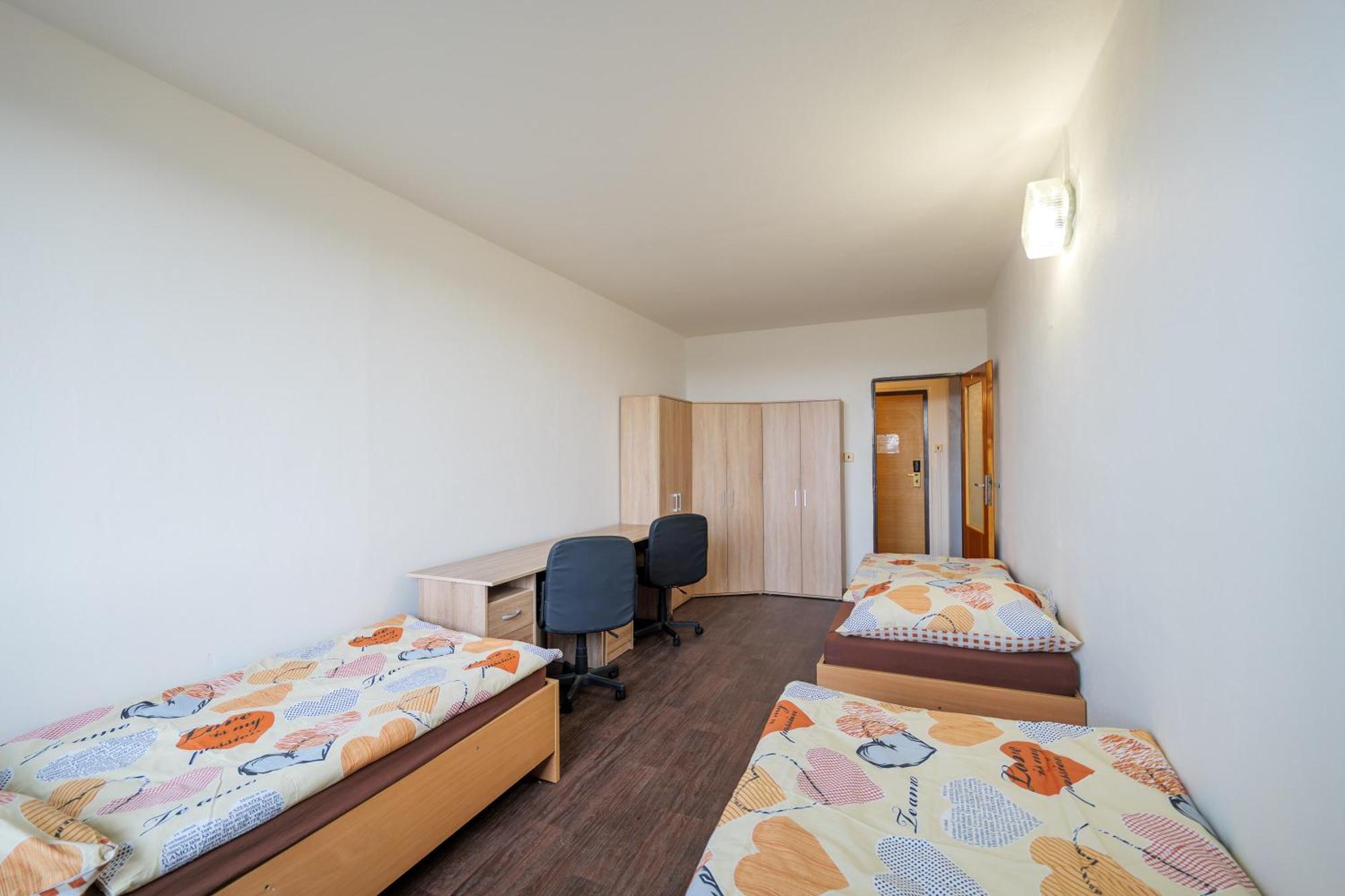 Tvm Tower Modrany Hostel Praag Buitenkant foto