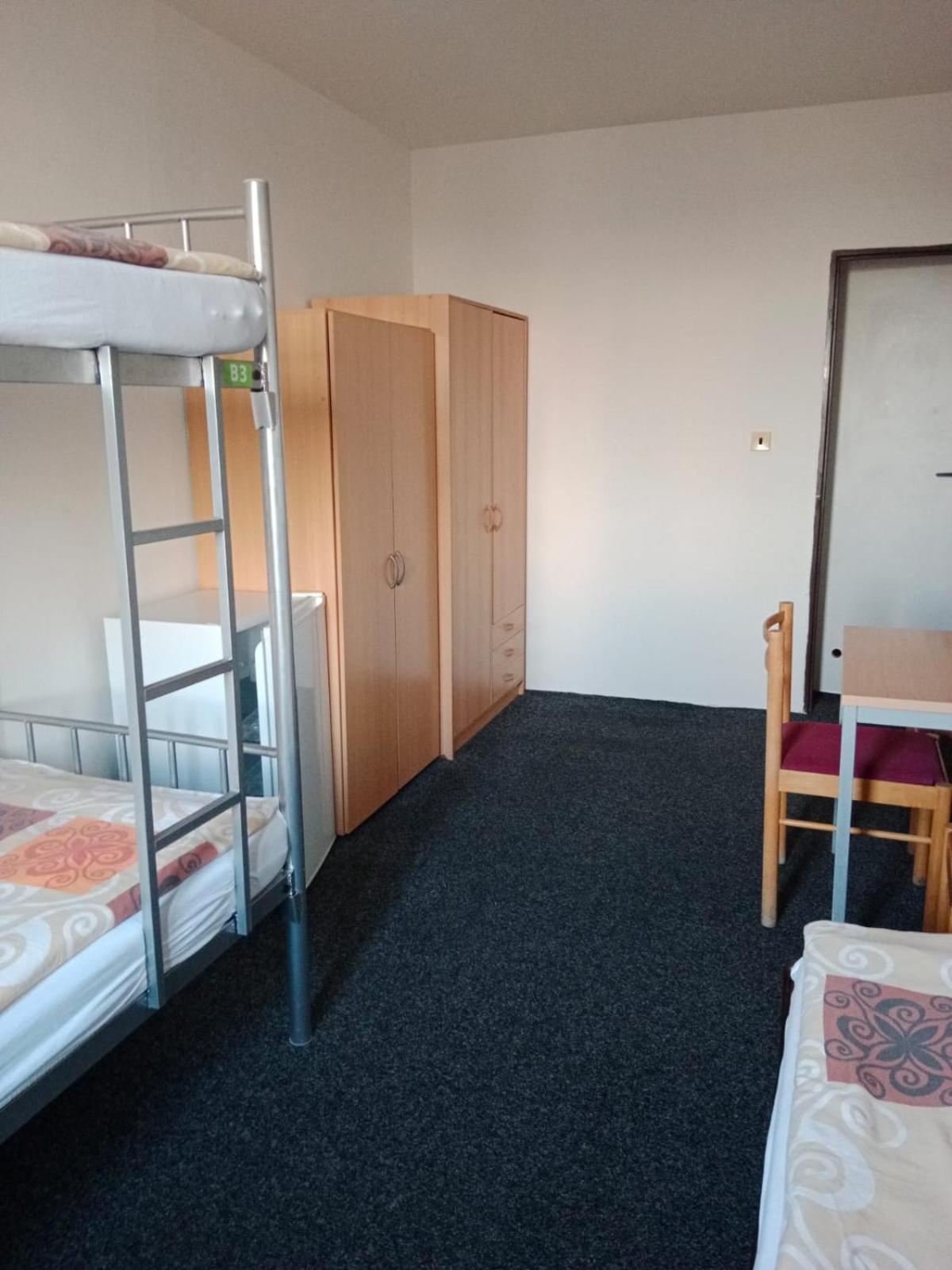 Tvm Tower Modrany Hostel Praag Buitenkant foto